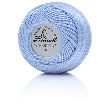 Novelo de fio de algodão azul claro Linol Perlé Nº 8 com etiqueta branca.