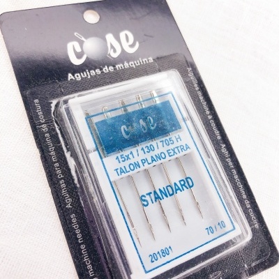 Embalagem de agulhas para máquina de costura da marca cose com texto azul