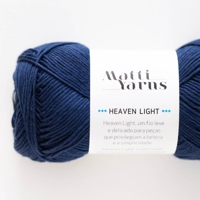 Novelo de lã azul escuro com etiqueta branca da Matti Yarns Heaven Light