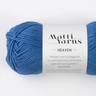Novelo de fio azul Matti Yarns Heaven com etiqueta branca