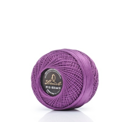 Novelo de linha roxa com etiqueta preta e dourada