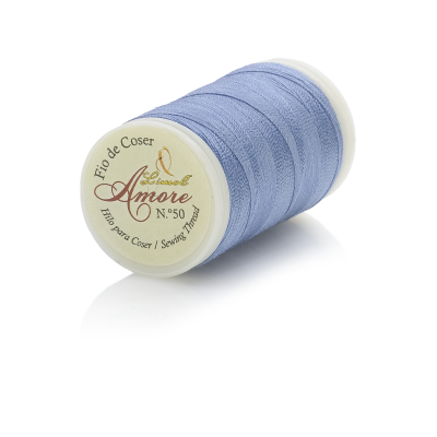 Rolo de linha para coser azul claro com etiqueta branca