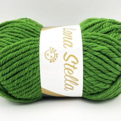 Novelo de lã verde com etiqueta branca 'Lana Stella'