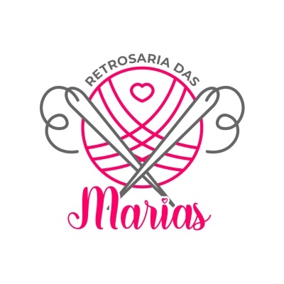 Logotipo com novelo de lã rosa, agulhas de tricô cinzentas e texto RETROSARIA DAS Marias