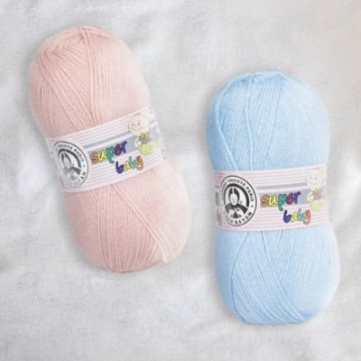 Novelo de lã rosa e azul com etiqueta Super Baby