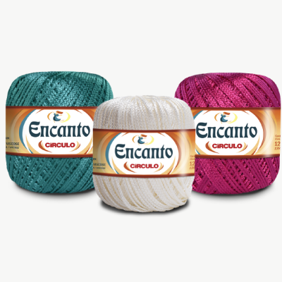Três novelos de fio Encanto Círculo nas cores verde, branco e rosa com rótulos brancos e dourados