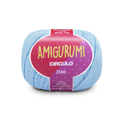 Novelo de linha azul claro para amigurumi com etiqueta cor de vinho e roxa da marca Círculo