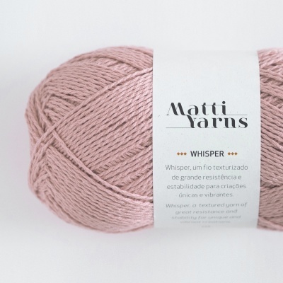 Novelo de fio rosa claro com etiqueta branca da marca Matti Yarns