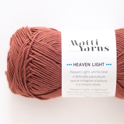 novelo de lã castanho avermelhado Matti Yarns Heaven Light com rótulo branco