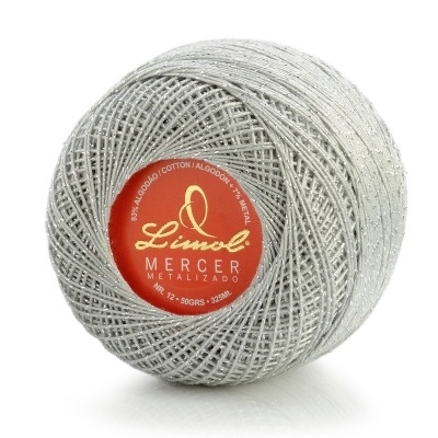 Novelo prateado de linha mercerizada e metalizada Limol com etiqueta vermelha.