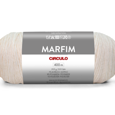Novelo de fio de cor marfim com etiqueta escrita MARFIM CÍRCULO 400 m