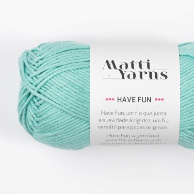 Novelo de lã verde água com etiqueta branca da marca Matti Yarns