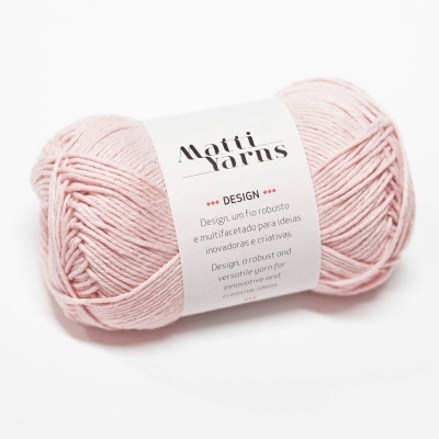 Novelo de lã rosa claro com rótulo branco da Matti Yarns