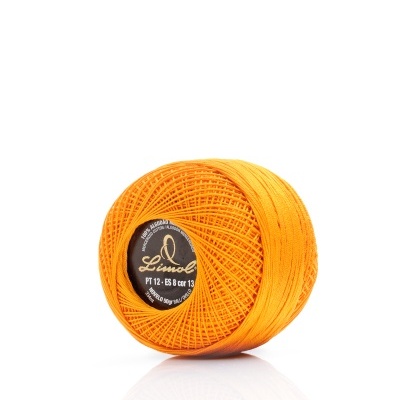 Novelo de linha laranja com rótulo preto sobre fundo branco