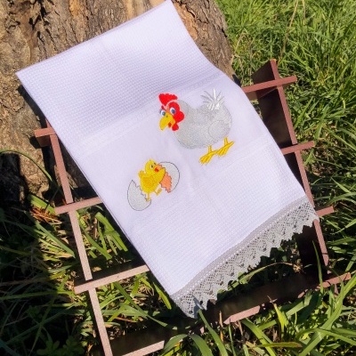 Pano de prato branco com bordado de galinha e pintainho e renda bege na borda