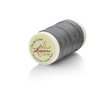 Rolo de linha cinzenta para coser com rótulo branco e texto Amore