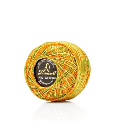Rolo multicolorido de fio de algodão mercerizado amarelo, laranja e verde com etiqueta 'Linol'