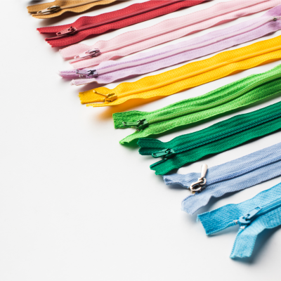 fechos éclair coloridos em várias cores organizados em linha