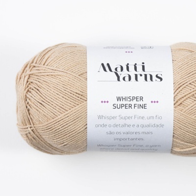 Novelo de lã bege claro com etiqueta branca da Matti Yarns Whisper Super Fine