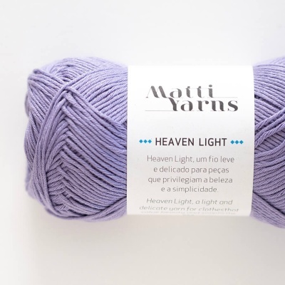 Novelo de fio lilás com etiqueta branca da marca Matti Yarns Heaven Light