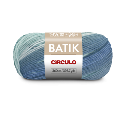 Novelo de lã azul e verde com etiqueta branca da Círculo Batik