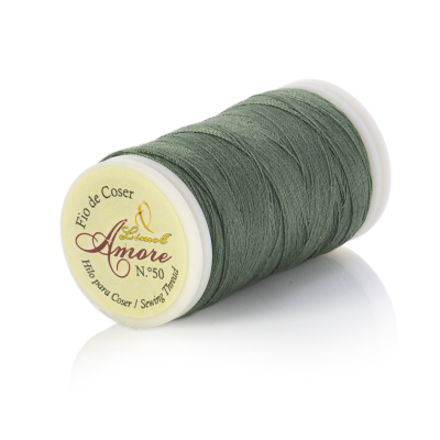 Rolo de linha de costura verde escuro com rótulo amarelo e texto visível