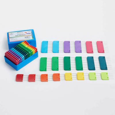 Conjunto de blocos para malha coloridos com alfinetes organizados em caixa azul