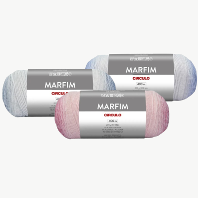 Três novelos de fio de malha texturada marca MARFIM em cores azul claro, rosa e azul mesclado