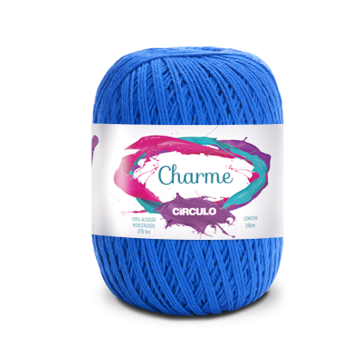 Novelo azul de fio de algodão com etiqueta colorida e texto da marca Círculo