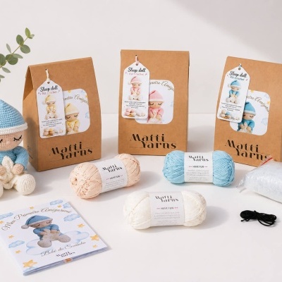 Kit de croché com boneco azul, novelos de lã e manual