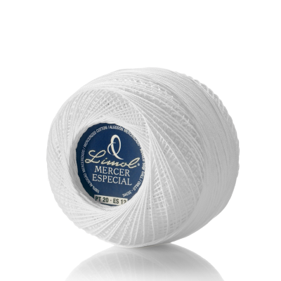 Novelo de linha branca para costura com etiqueta azul