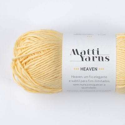 Novelo de lã amarelo claro Matti Yarns HEAVEN com etiqueta branca
