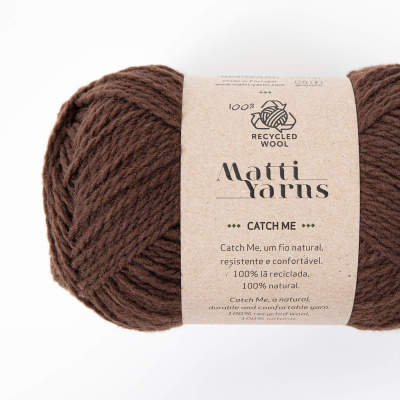 Novelo castanho de lã reciclada com rótulo Kraft da marca Matti Yarns