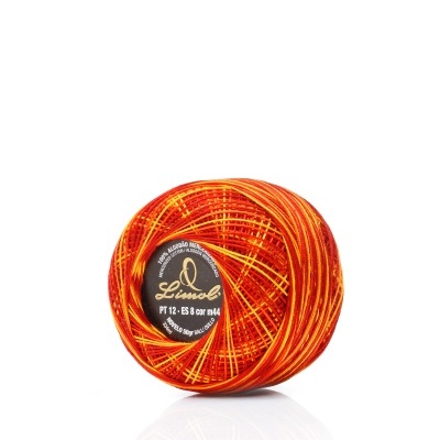 Rolo de linha de algodão laranja com rótulo preto em fundo branco