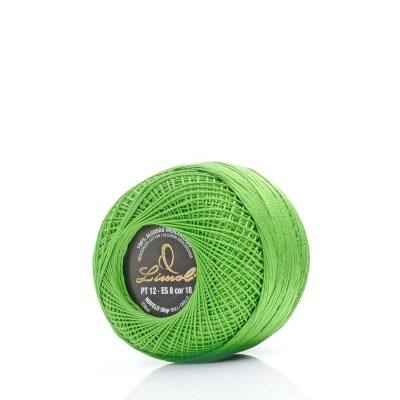 Rolo de linha verde em algodão com etiqueta preta e dourada