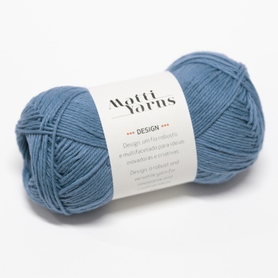 Novelo de lã azul com etiqueta branca da marca Matti Yarns