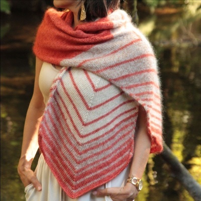 Xale triangular de malha cinza e coral com riscas diagonais