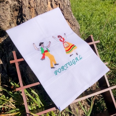 Toalha branca bordada com dança tradicional portuguesa e palavra PORTUGAL
