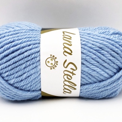 Novelo de lã azul clara grosso com etiqueta branca 'Lana Stella'