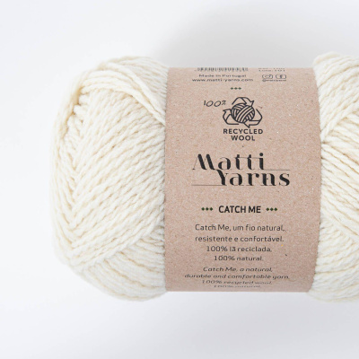 Novelo de lã reciclada natural com rótulo da marca Matti Yarns