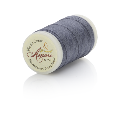 Rolo de linha cinzenta Amore N.º 50 sobre fundo branco.