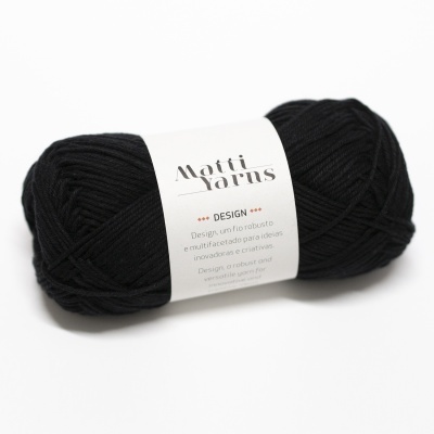 Novelo preto de lã Motti Yarns com etiqueta branca