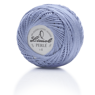 Rolo de fio azul claro Linol Perlé em algodão com etiqueta branca e texto preto