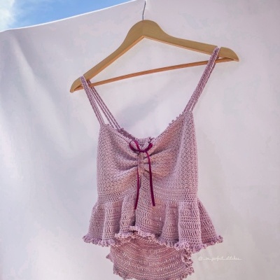 Top de crochet cor-de-rosa claro com alças finas duplas e babados