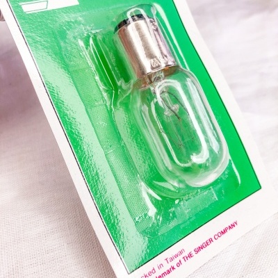 Lâmpada para máquina de costura embalada em cartão verde e plástico transparente