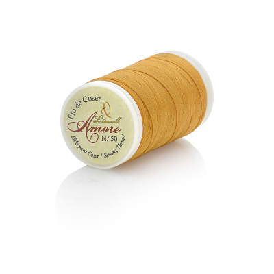 Carretel de linha de coser Amore castanha em fundo branco