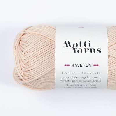 Novelo de fio bege claro Matti Yarns com etiqueta branca e texto HAVE FUN