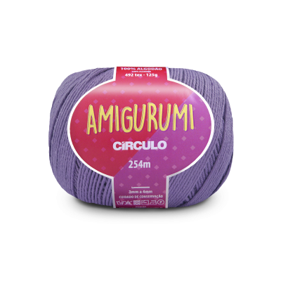 Novelo de fio lilás para tricot com etiqueta vermelha e roxa AMIGURUMI