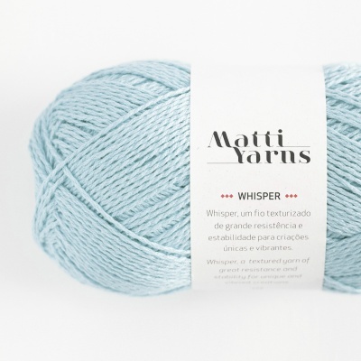 Novelo de fio azul claro com etiqueta branca da marca Matti Yarns whisper