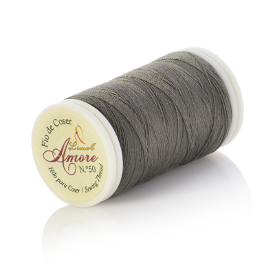 Rolo de linha de costura cinzenta escura com rótulo branco e texto Amore No 150